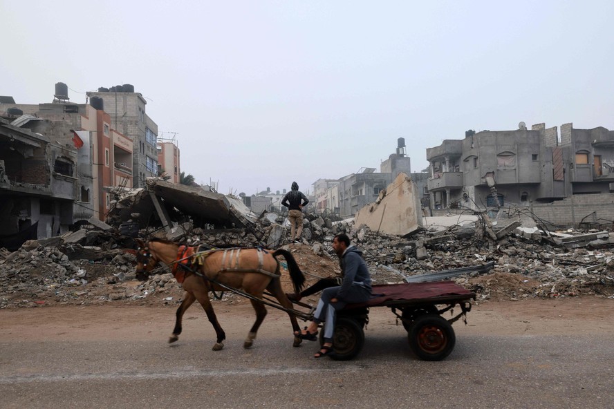 Homem dirige carroça em Rafah, no sul da Faixa de Gaza