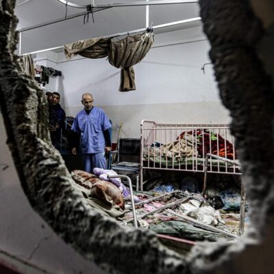 Médicos inspecionam danos em hospital de Khan Younis, na Faixa de Gaza, em dezembro