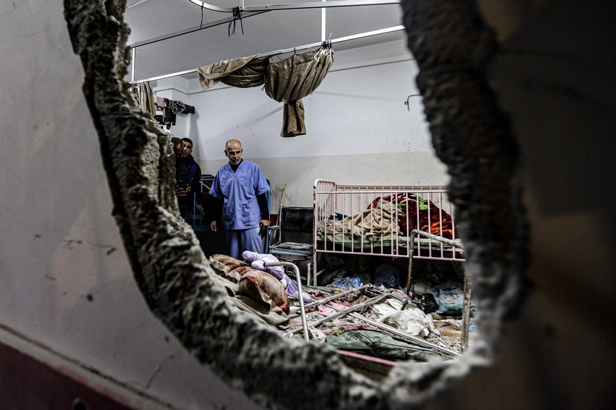 Médicos inspecionam danos em hospital de Khan Younis, na Faixa de Gaza, em dezembro