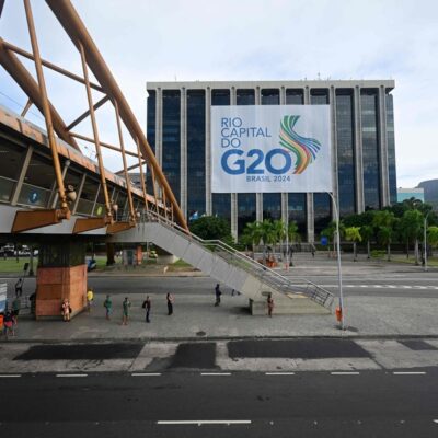 Cartaz do G20 no prédio da Prefeitura do Rio de Janeiro