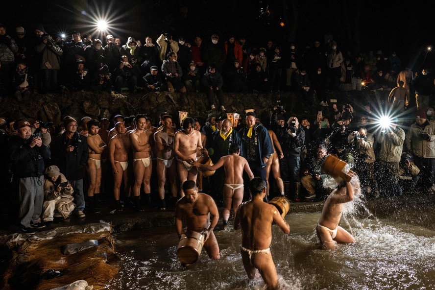 Envelhecimento da população faz Japão encerrar festival milenar Sominsai, com homens seminus