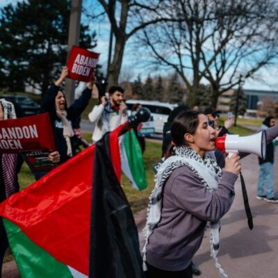 Protesto em Dearborn, EUA, onde funcionários do governo Biden se reuniram com líderes da comunidade árabe-americana de Michigan em reuniões a portas fechadas