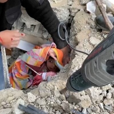 Menina é resgatada de escombros após bombardeio em Gaza