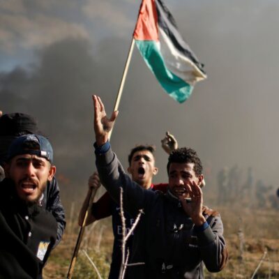 Palestinos protestam durante confrontos com tropas israelenses em Gaza