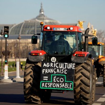 Agricultores franceses dirigem seus tratores durante protesto por regulamentações ambientais, em Paris, França