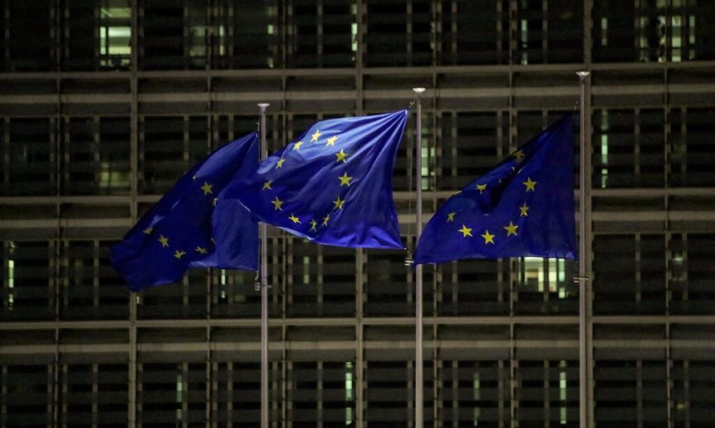 Bandeiras da União Europeia tremulam do lado de fora da sede da Comissão Europeia em Bruxelas 10/12/2020 REUTERS/Yves Herman