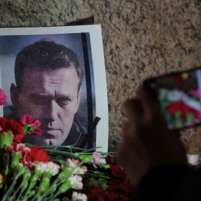 Flores colocadas ao lado de uma foto do líder da oposição russa Alexei Navalny no monumento às vítimas da repressão política, em São Petersburgo, Rússia, após a morte de Navalny 
16/02/2024
REUTERS/Stringer
