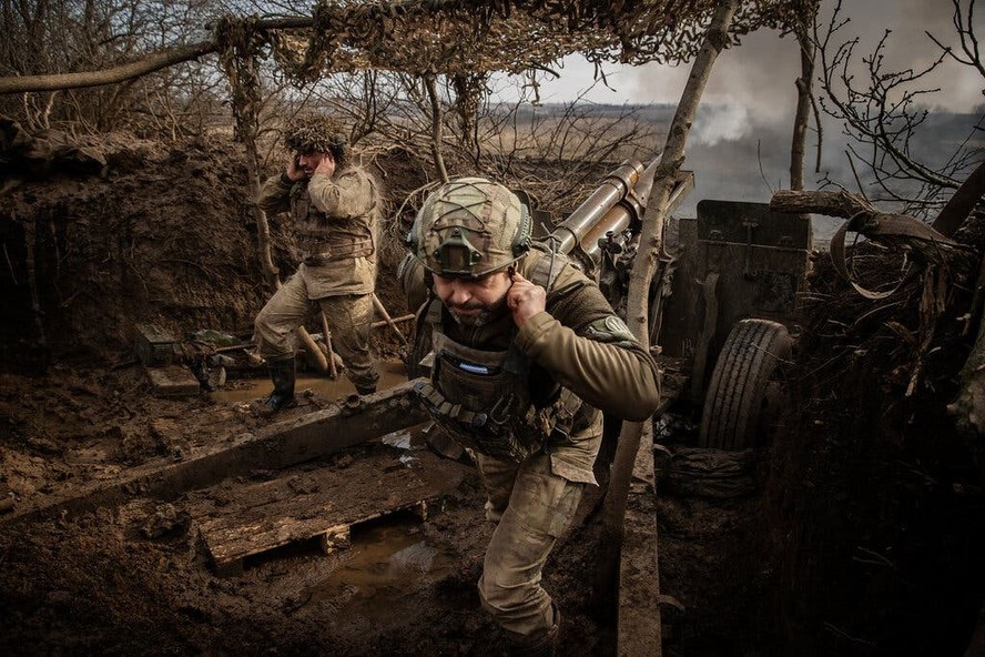 Soldados ucranianas durante batalha em Avdiivka, na Ucrânia, na semana passada