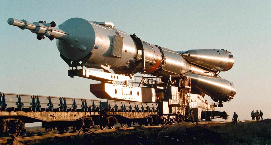 Um foguete com a Soyuz é transportado para sua posição de lançamento no cosmódromo de Baikonur