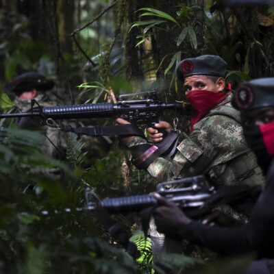 Integrantes do Exército de Libertação Nacional (ELN), durante treinamento na selva no departamento de Choco, na Colômbia