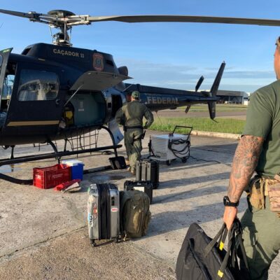 Policiais federais carregam helicóptero com drones