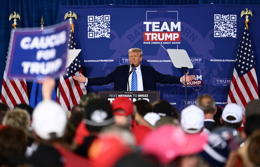 O ex-presidente dos EUA e candidato à presidência em 2024, Donald Trump, discursa em um comício do Commit to Caucus em Las Vegas, Nevada.