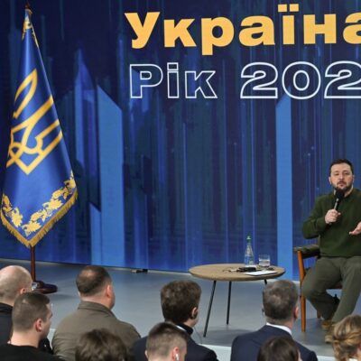 O presidente da Ucrânia, Volodymyr Zelensky, participa de uma coletiva de imprensa durante o fórum 'Ukraine Year 2024' em Kiev.