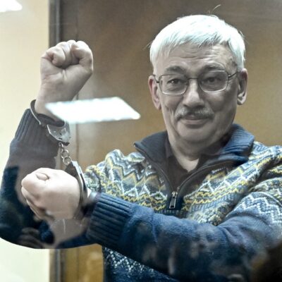 Oleg Orlov, vencedor do Prêmio Nobel, é algemado depois de ter sido condenado a dois anos e meio de prisão