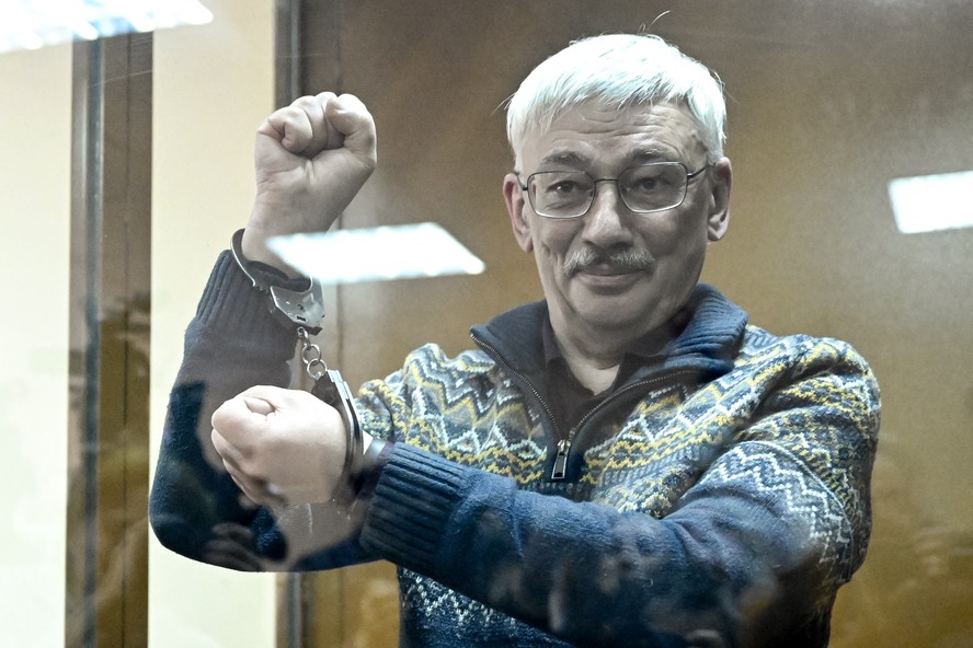 Oleg Orlov, vencedor do Prêmio Nobel, é algemado depois de ter sido condenado a dois anos e meio de prisão