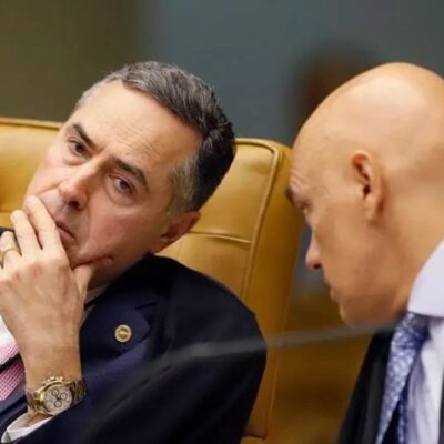 Alexandre de Moraes e Roberto Barroso são alvos frequentes do presidente Bolsonaro