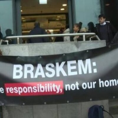 Brasileiros protestam no dia de julgamento da Braskem, na Holanda