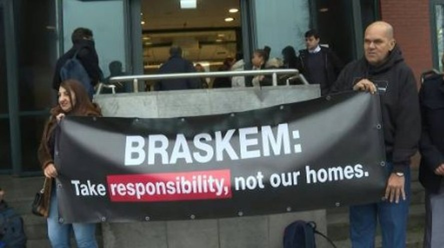 Brasileiros protestam no dia de julgamento da Braskem, na Holanda