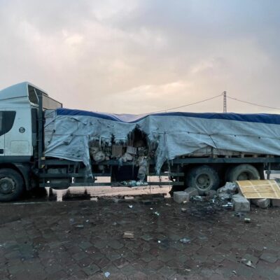 Caminhão com suprimentos alimentares da UNRWA para Gaza é atingido por forças israelenses