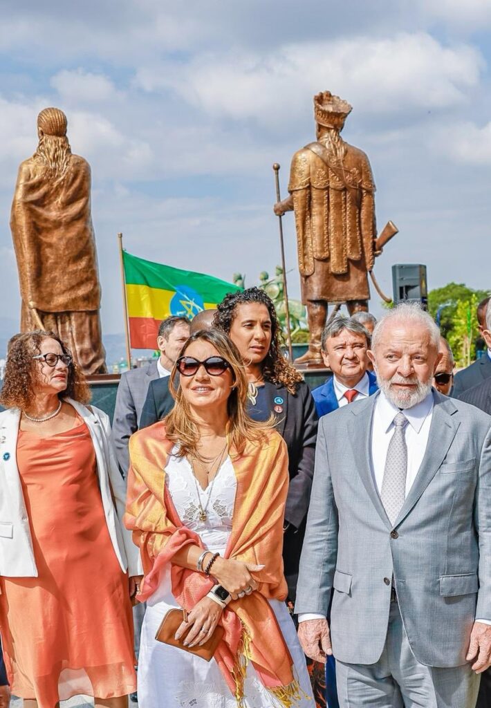 A primeira-dama Janja da Silva ao lado do presidente Lula na Etiópia