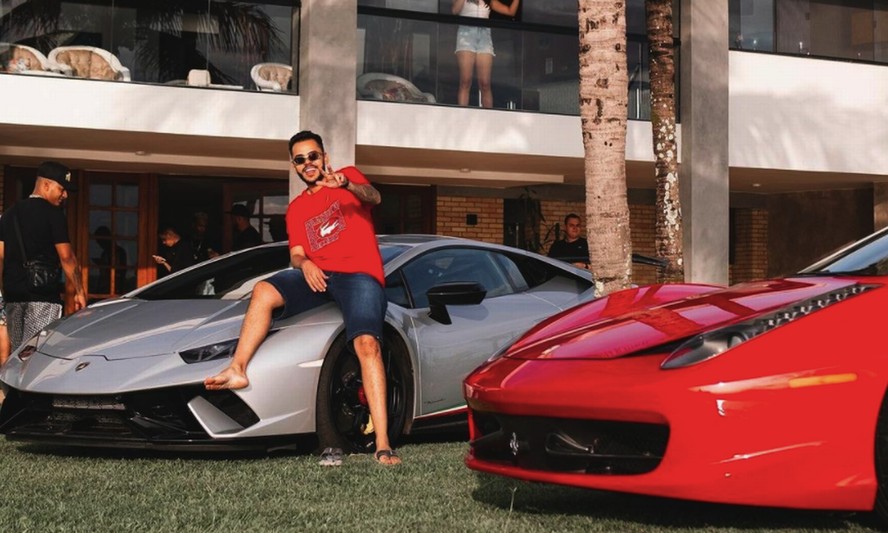 Klebim ostenta Lamborghini e Ferrari nas redes sociais