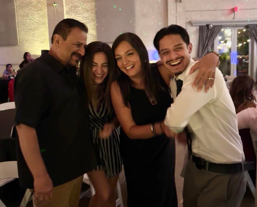 Lisa Lopez-Galvan posa com o marido e os dois filhos