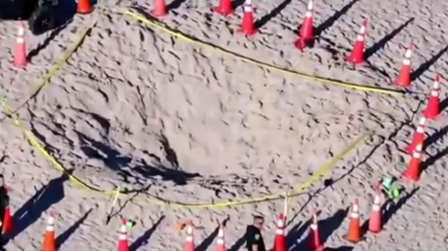 Menina fez buraco de areia em praia e morreu enterrada após estrutura colapsar