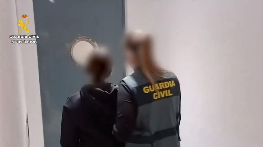 Mãe e padrasto são presos por forçar criança de 12 anos casar por R$ 17 mil na Espanha