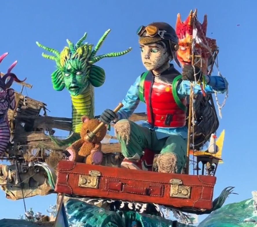 Desfile de carnaval na cidade de Viareggio, na Itália, impressiona turistas com esculturas gigantes