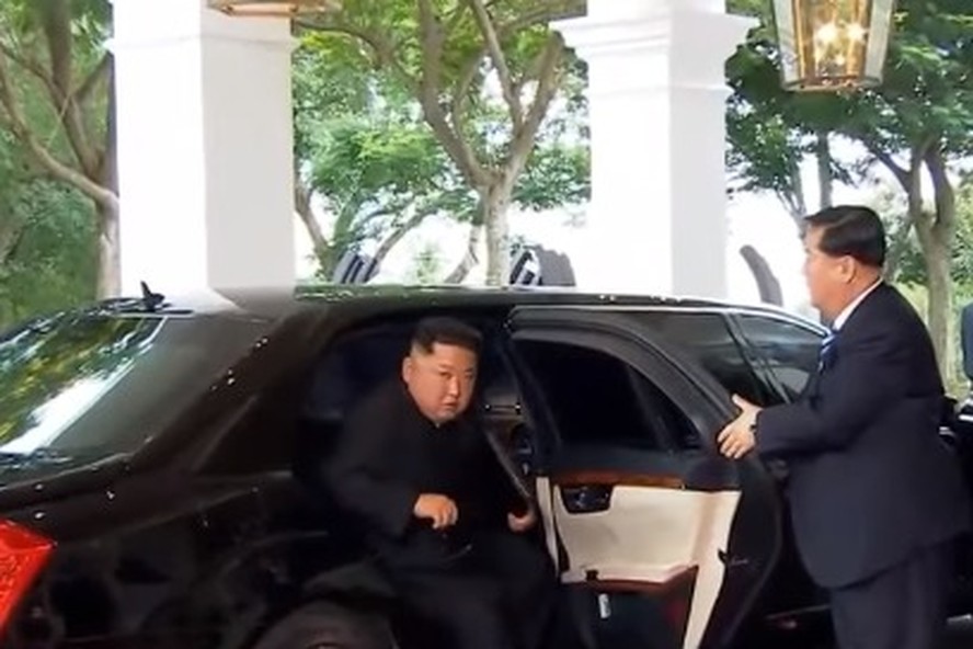 Kim Jong-Un em Mercedes-Benz importado e de luxo na Coreia do Norte