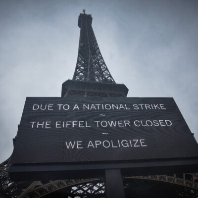 'Devido à greve nacional, a Torre Eiffel está fechada. Pedimos desculpas'