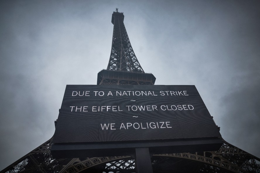 'Devido à greve nacional, a Torre Eiffel está fechada. Pedimos desculpas'