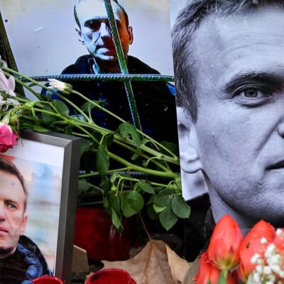 Flores são vistas colocadas ao redor de retratos do falecido líder da oposição russa Alexei Navalny, em Frankfurt