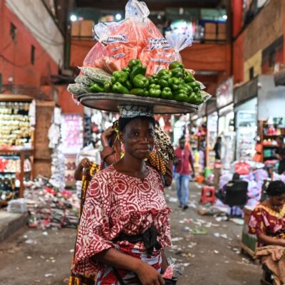 Vendedora ambulante no mercado principal de Adjame, em Abidjan (Costa do Marfim): trabalho decente para mulheres é uma das reivindicações que está sendo trazida para o âmbito do G20