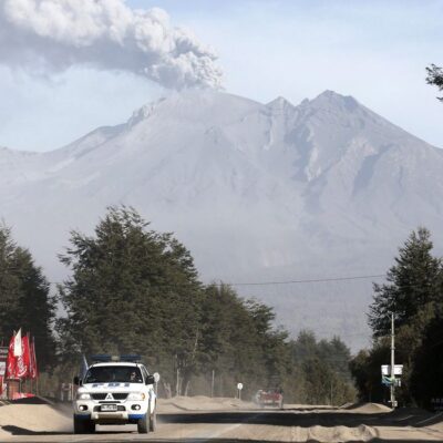 Vulcão Calbuco continua a expelir cinzas no vilarejo Ensenada, na região de Los Lagos, Sul do Chile