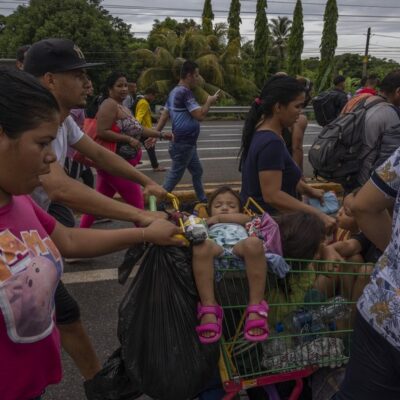 Caravana com 6 mil imigrantes, muitos deles venezuelanos, caminham por estrada no México rumo aos EUA