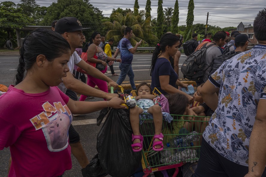Caravana com 6 mil imigrantes, muitos deles venezuelanos, caminham por estrada no México rumo aos EUA