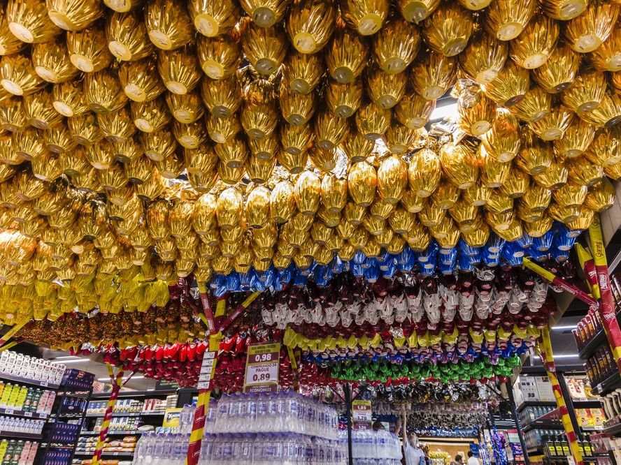 Ovos de páscoa à venda em supermercados e lojas especializadas