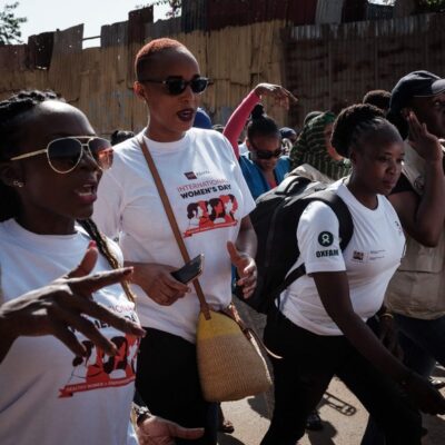 Manifestação por direitos no Dia Internacional da Mulher, em 2023, na favela de Kibera, em Nairóbi