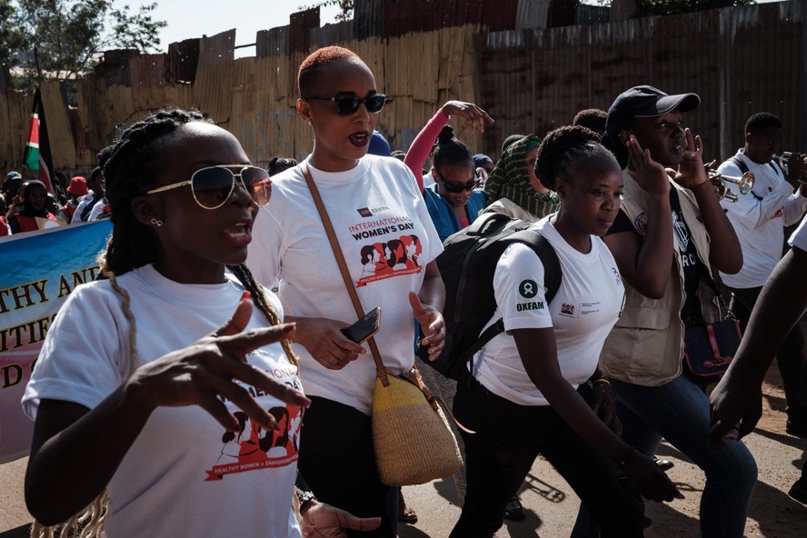 Manifestação por direitos no Dia Internacional da Mulher, em 2023, na favela de Kibera, em Nairóbi