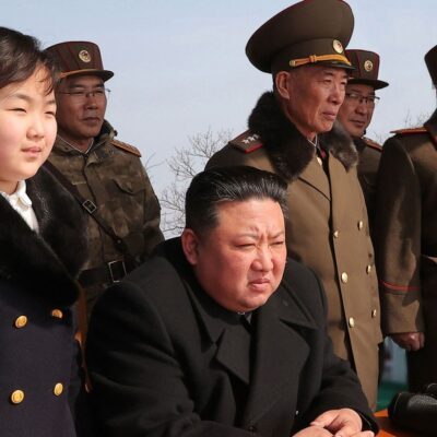 Kim Jong-un, líder da Coreia do Norte Kim Jong Un, e Kim Ju-ae, sua filha, observam um exercício de lançamento de míssil simulando um ataque nuclear tático em Condado de Cheolsan, Província de Pyongan do Norte em foto divulgda pela mídia norte-coreana em 20 de março de 2023