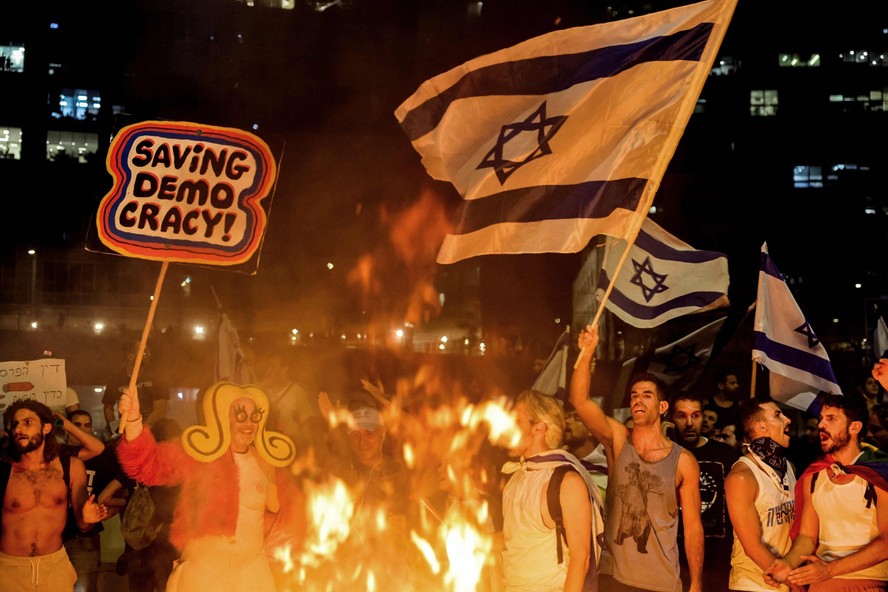 Manifestantes protestam em Tel Aviv contra reforma judicial