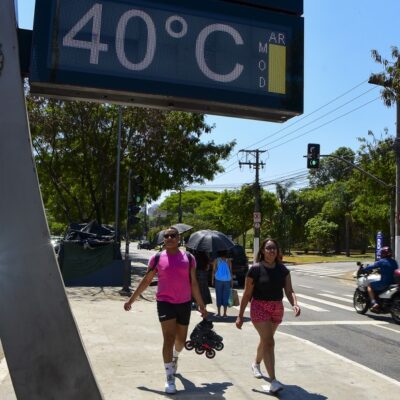 Termômetro de rua marca 40ºC na Vila Leopoldina, zona oeste de São Paulo, em 24 de setembro, durante a onda de calor da primavera