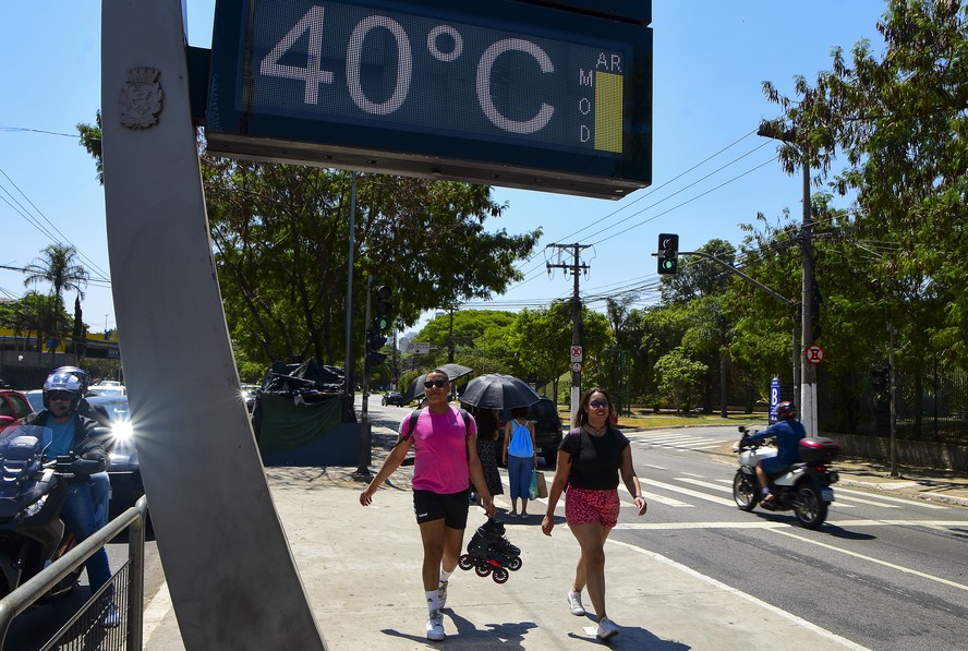 Termômetro de rua marca 40ºC na Vila Leopoldina, zona oeste de São Paulo, em 24 de setembro, durante a onda de calor da primavera