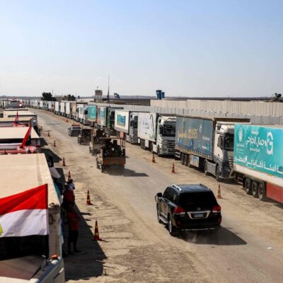 Cena recorrente: caminhões de ajuda humanitária aguardam liberação para entrar em Gaza pela fronteira de Rafah, no Egito