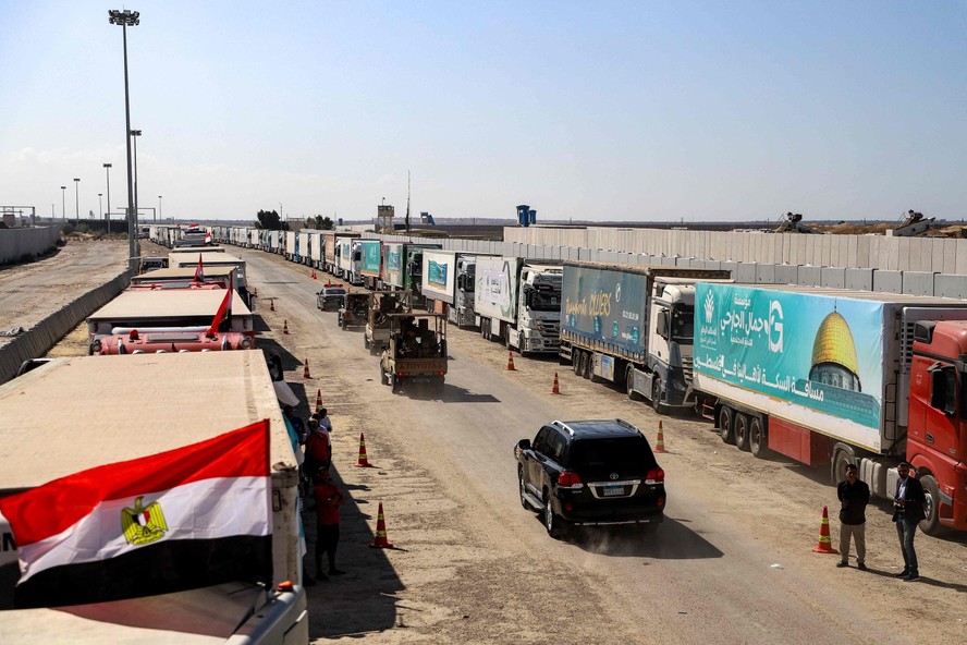 Cena recorrente: caminhões de ajuda humanitária aguardam liberação para entrar em Gaza pela fronteira de Rafah, no Egito