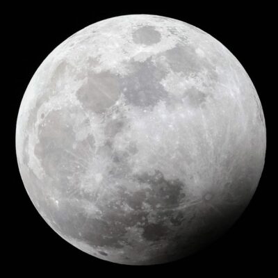 A 'lua do caçador' cheia é retratada durante um eclipse lunar parcial, no Kuwait