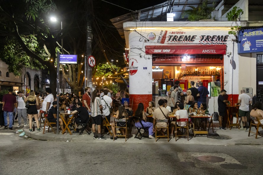 Rua Arnaldo Quintela, com seus bares: reduto da boemia