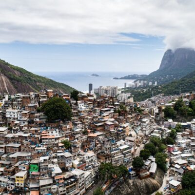 Vista aérea da Rocinha, uma das comunidades mais procuradas por bandidos de outros estados