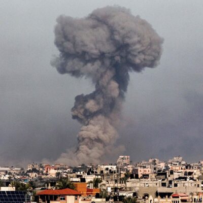 Bombardeio israelense em Khan Younis, no sul da faixa de Gaza